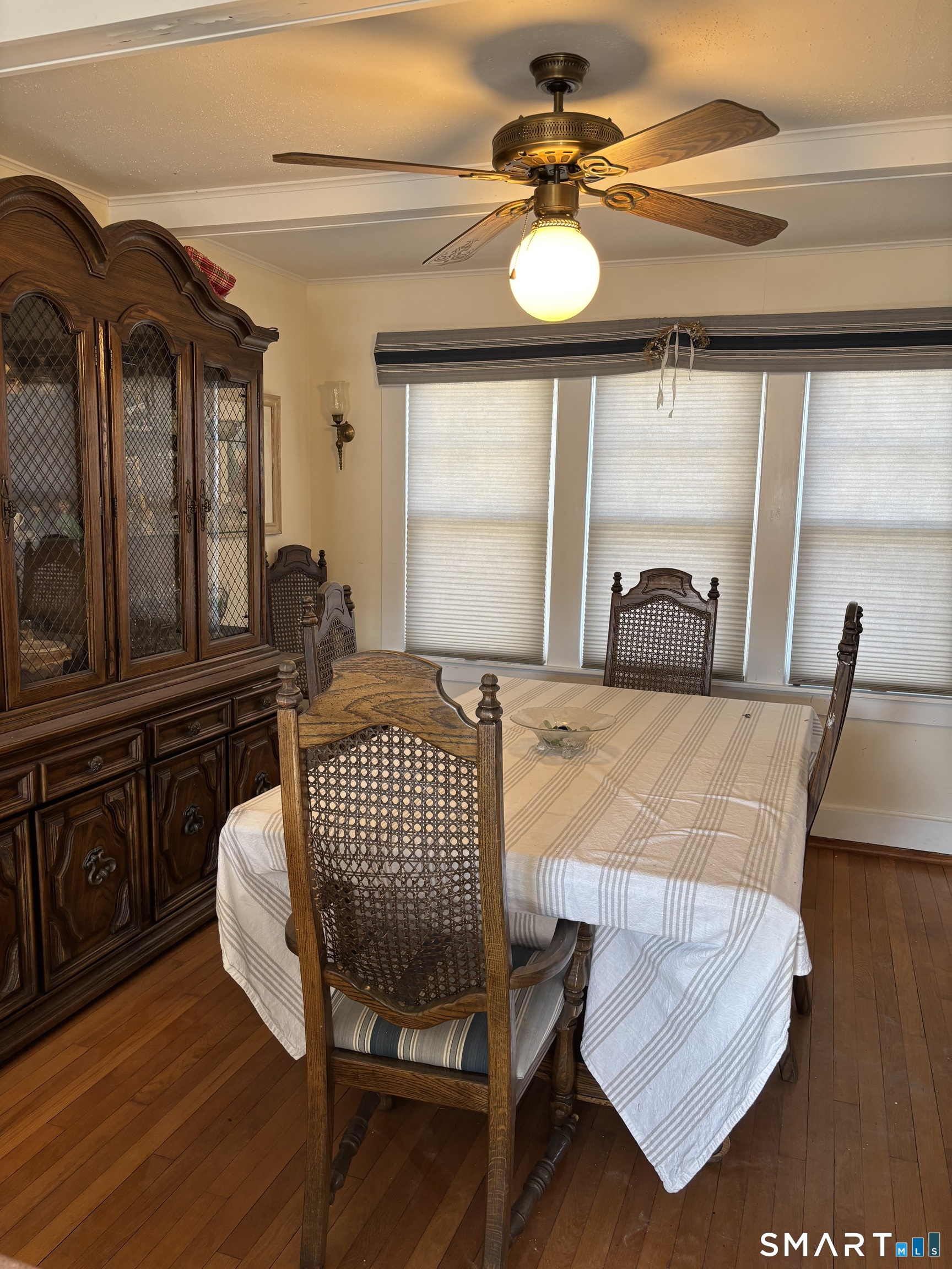 41 Sunrise Avenue Niantic, CT 06357 - Photo 11 of 15 a living room with furniture