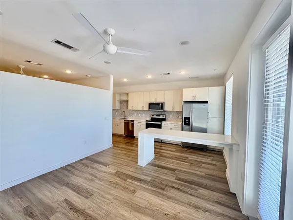 $1,250 | 6324 North Lamar Boulevard, Unit 211, Austin, TX 78752