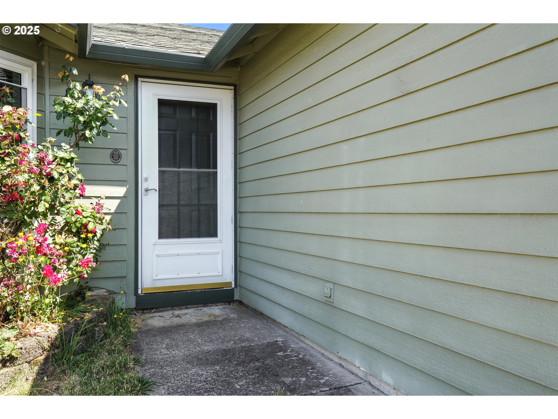 1608 Northwest 3rd Street Battle Ground, WA 98604 - Photo 4 of 26 a backyard of a house