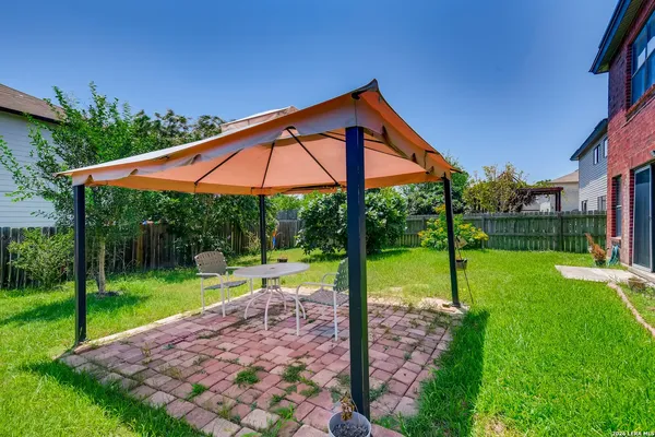 a view of a house with backyard and a big yard