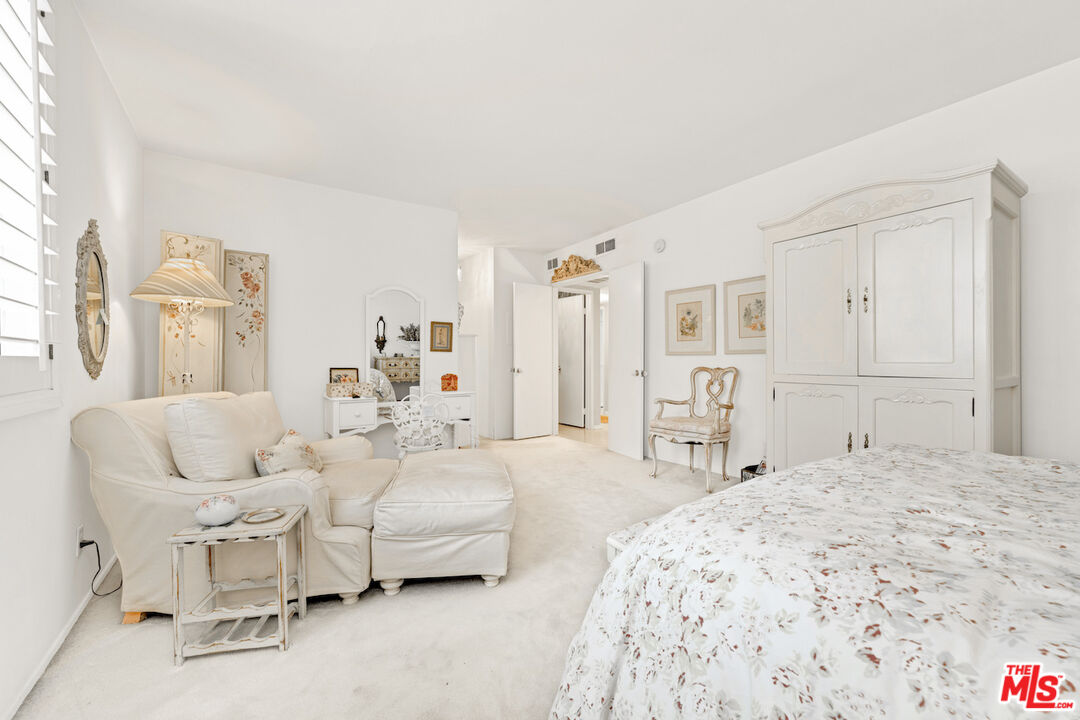 2385 Roscomare Road, Unit D17 Los Angeles, CA 90077 - Photo 12 of 22 a spacious bedroom with a bed and a couch