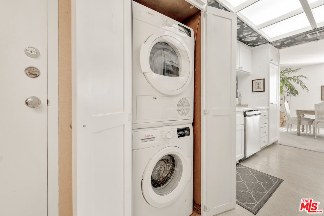 2385 Roscomare Road, Unit D17 Los Angeles, CA 90077 - Photo 5 of 22 a utility room with dryer and washer