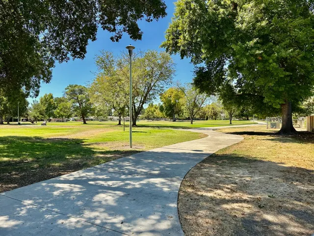 a view of a yard with basketball court