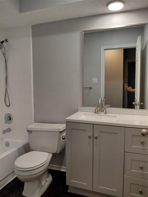 626 Albrook Drive Allen, TX 75002 - Photo 20 of 32 Hall Bathroom with New Recessed Lighting
