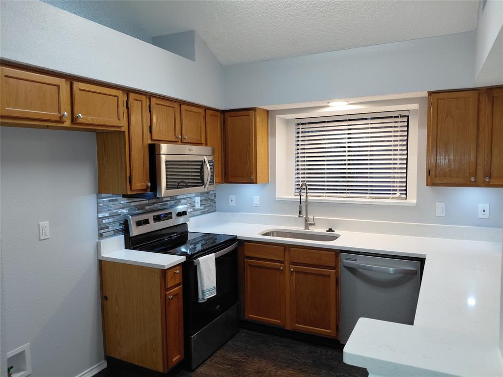 626 Albrook Drive Allen, TX 75002 - Photo 9 of 32 Gorgeous New Quartz Counter Tops