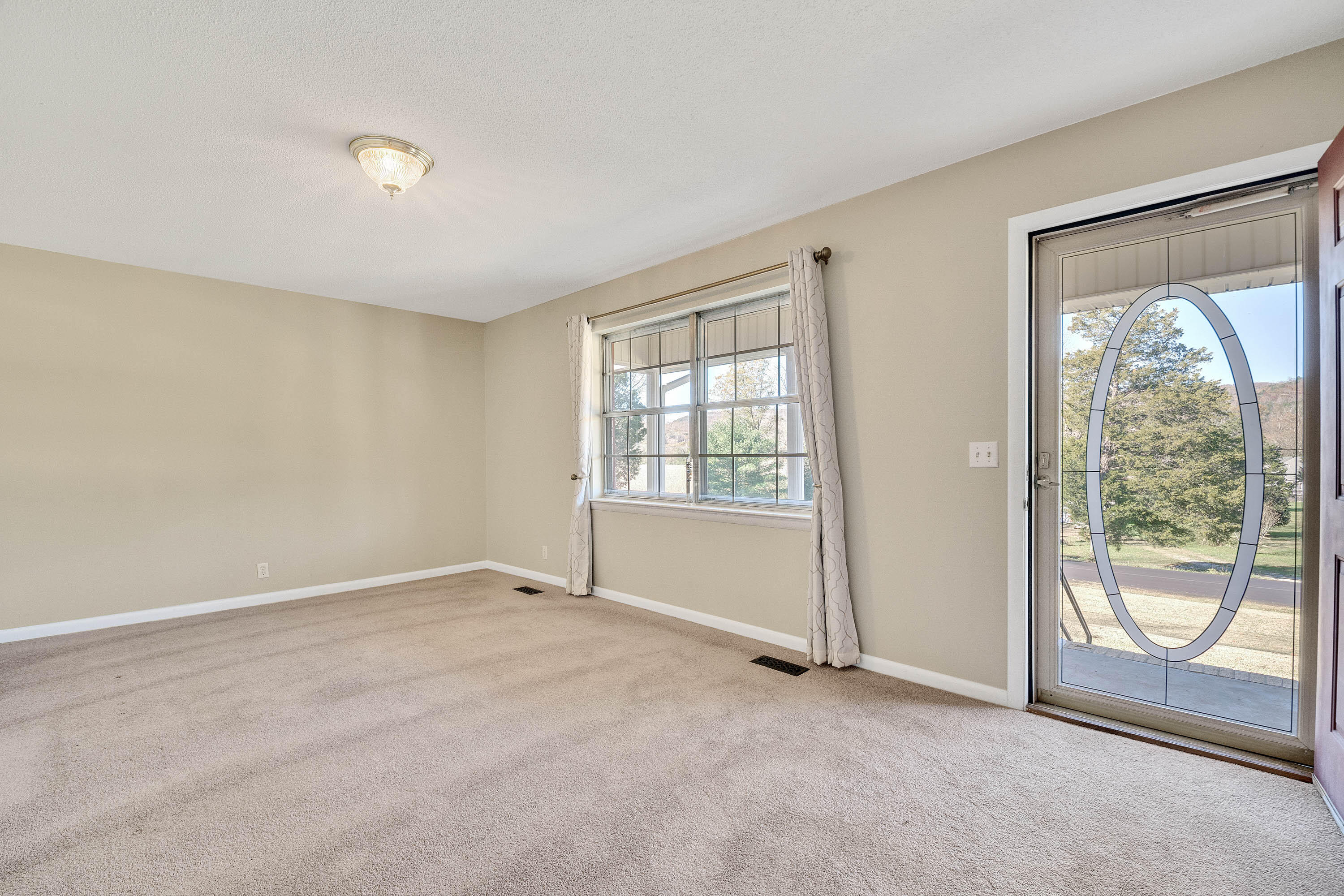1750 Slygo Road Trenton, GA 30752 - Photo 3 of 28 Front Entrance - Living Room