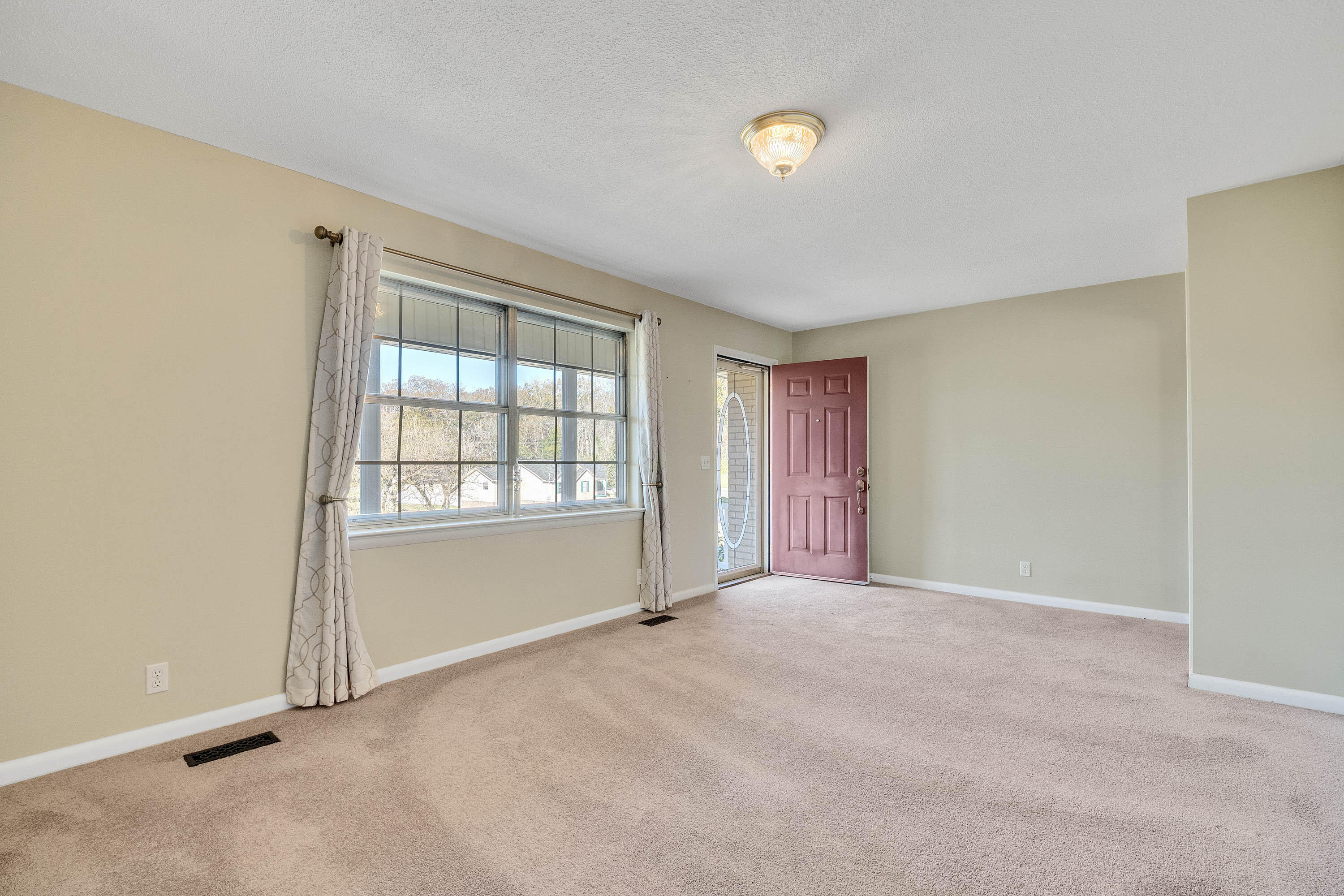 1750 Slygo Road Trenton, GA 30752 - Photo 4 of 28 Living Room