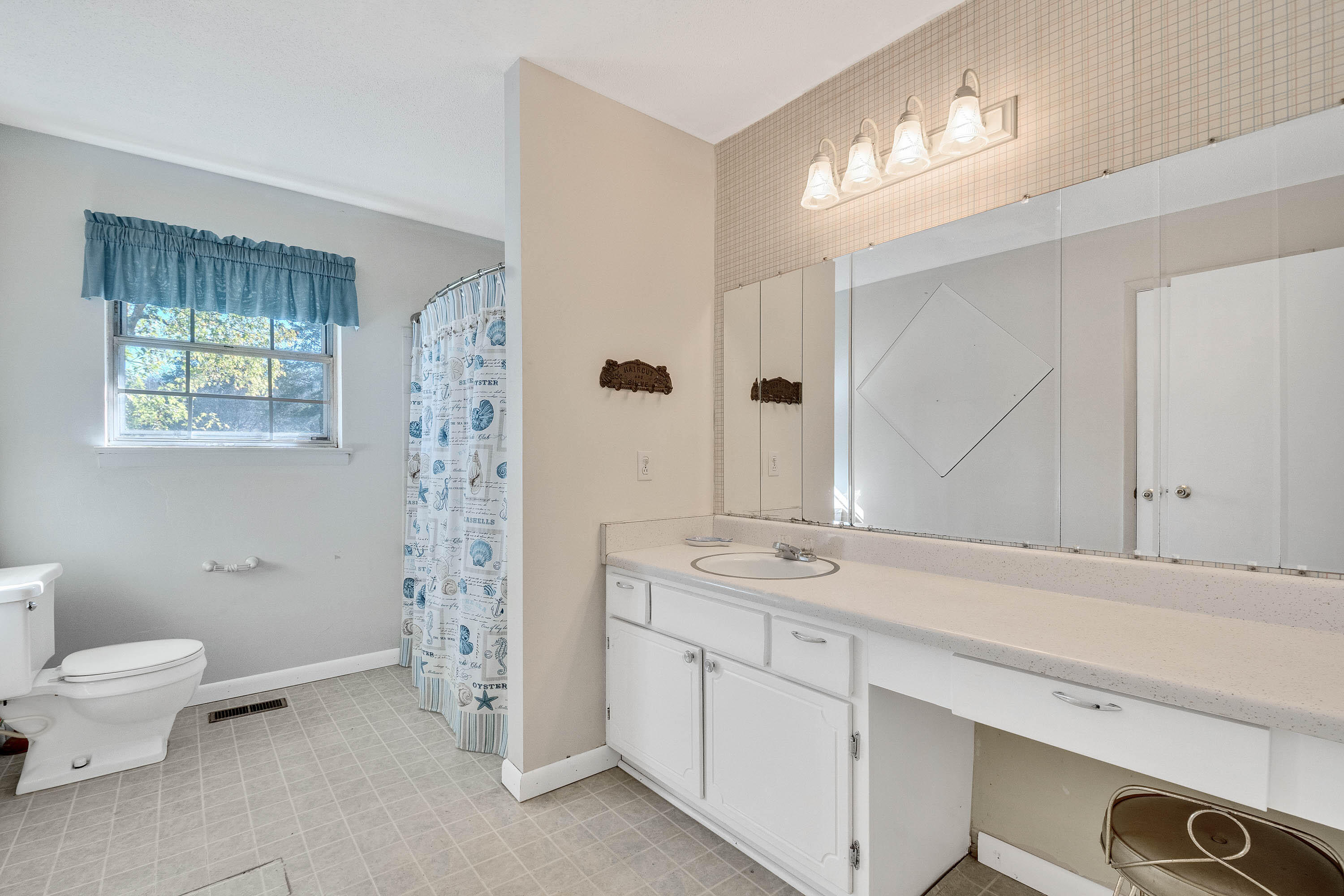 1750 Slygo Road Trenton, GA 30752 - Photo 10 of 28 Full Bathroom - 1