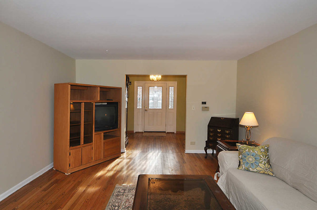 4 Red Haw Road Rolling Meadows, IL 60008 - Photo 3 of 25