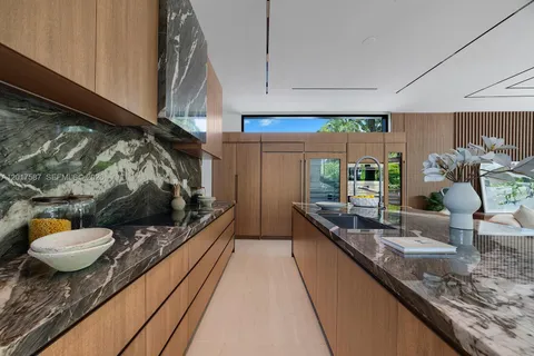 $10,250,000 | 3045 North Bay Road, Miami Beach, FL 33140