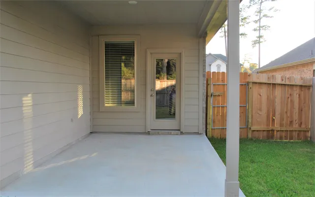 a view of a back yard