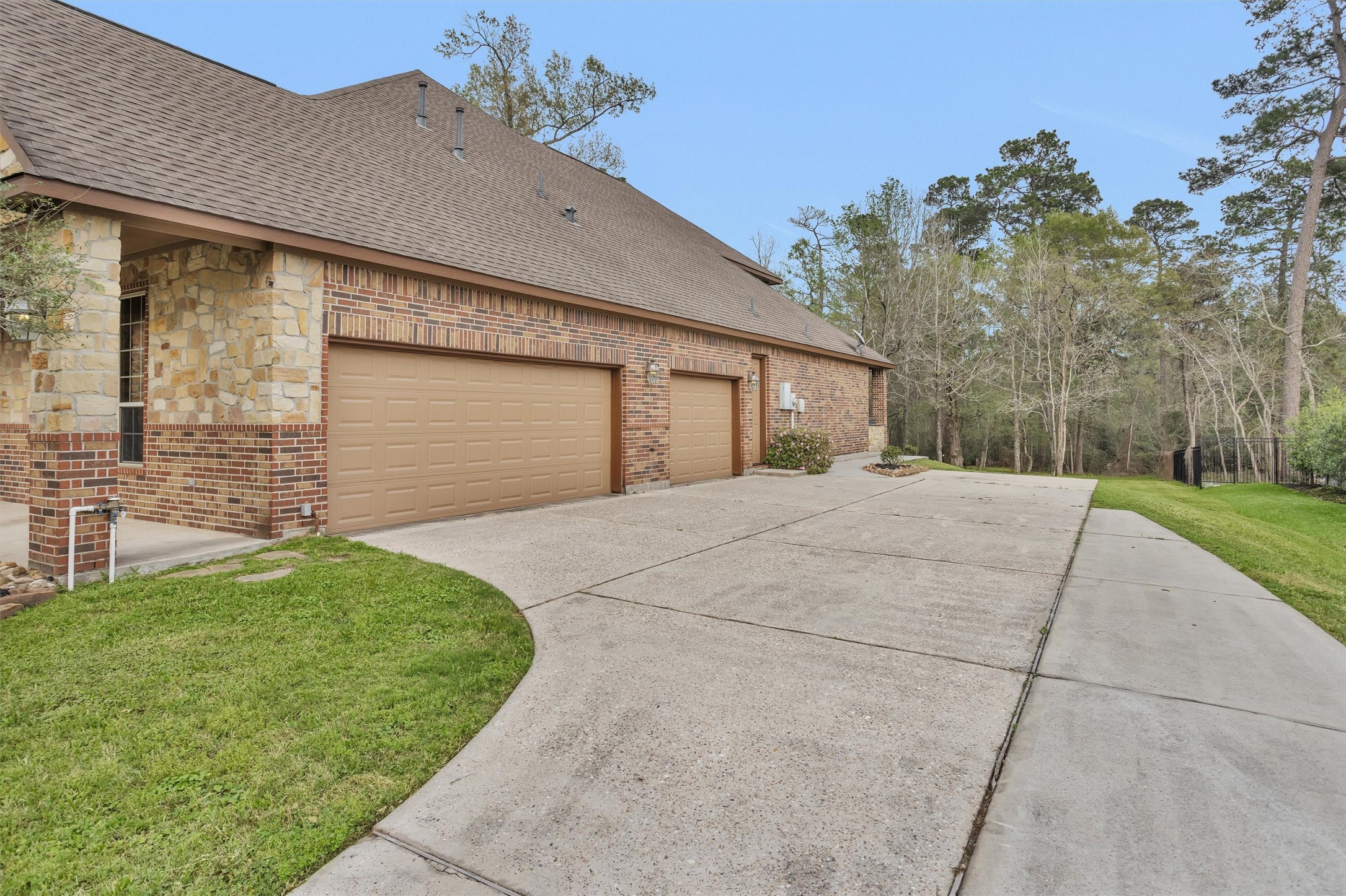 27910 Hansons Court Spring, TX 77386 - Photo 43 of 50 2 car garage with 3rd "golf cart" garage