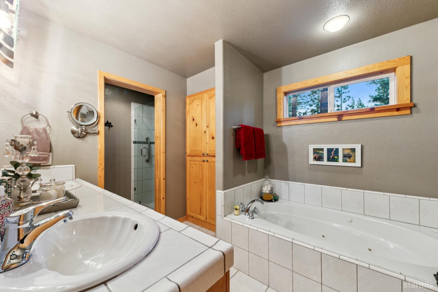 817 Kiowa Drive South Lake Tahoe, CA 96150 - Photo 35 of 39 a bathroom with a tub sink and mirror