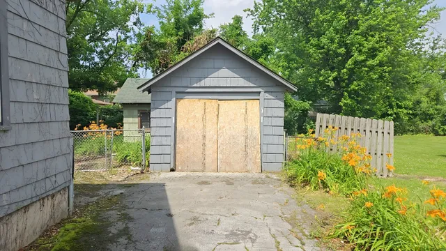 a view of a house with backyard and garden