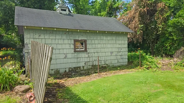 a view of a backyard