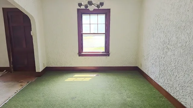 a view of empty room with window