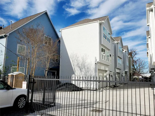 $2,295 | 716 C Link Road, Houston, TX 77009