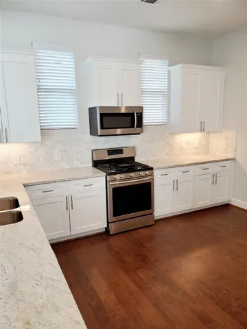 $2,295 | 716 C Link Road, Houston, TX 77009