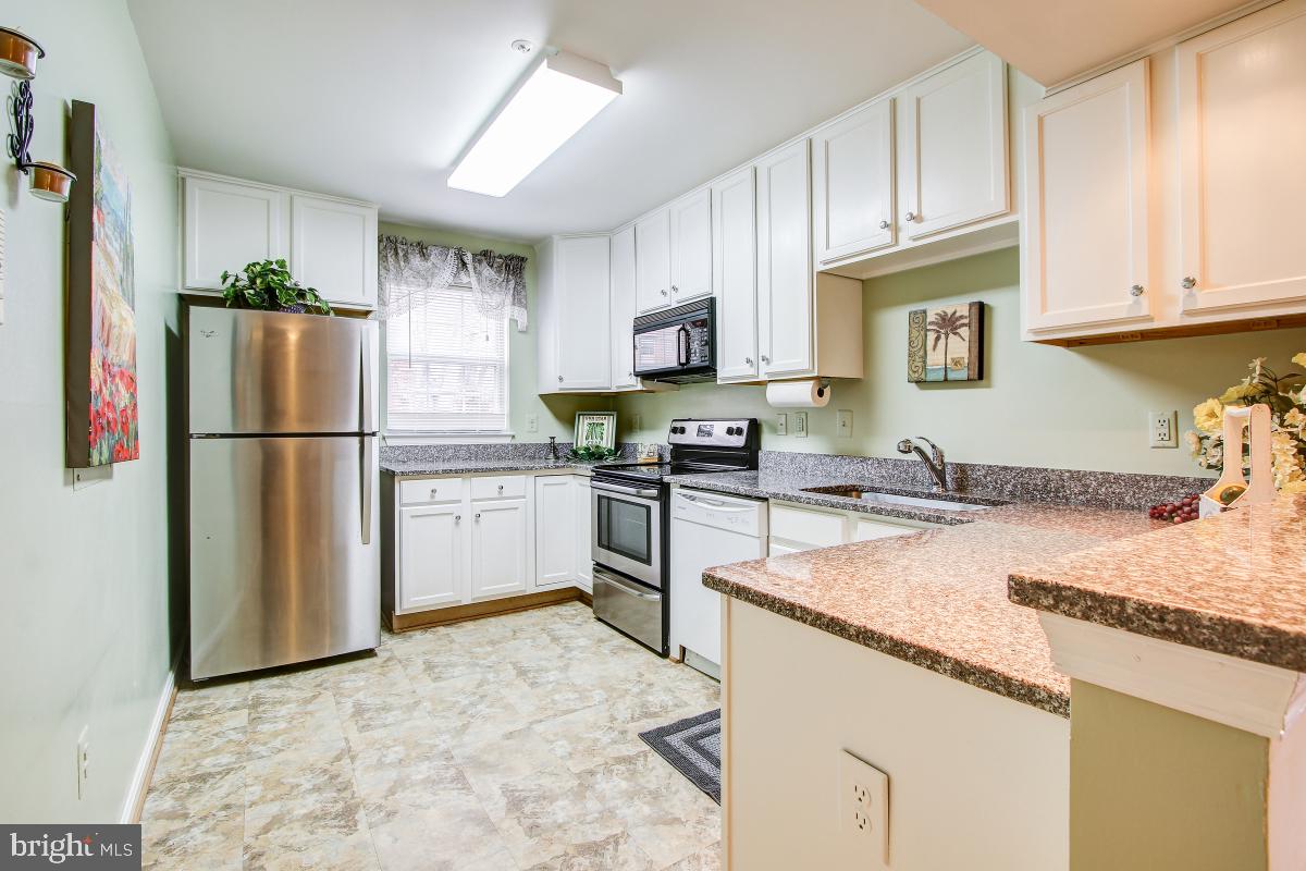 402 Ridgepoint Place, Unit 16 Gaithersburg, MD 20878 - Photo 9 of 33 Kitchen