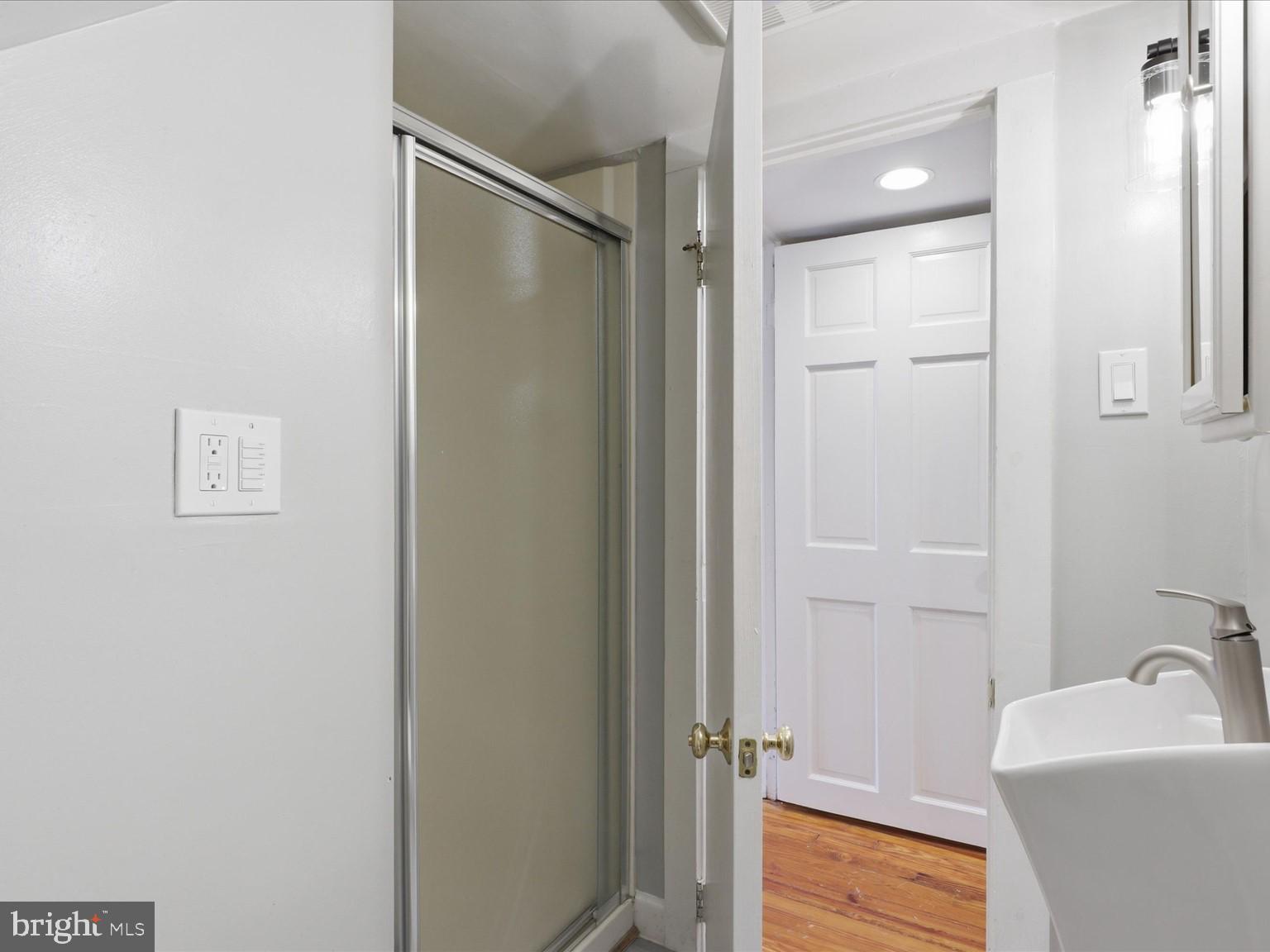 6003 Rixey Drive Alexandria, VA 22303 - Photo 32 of 37 2nd floor full bathroom shower