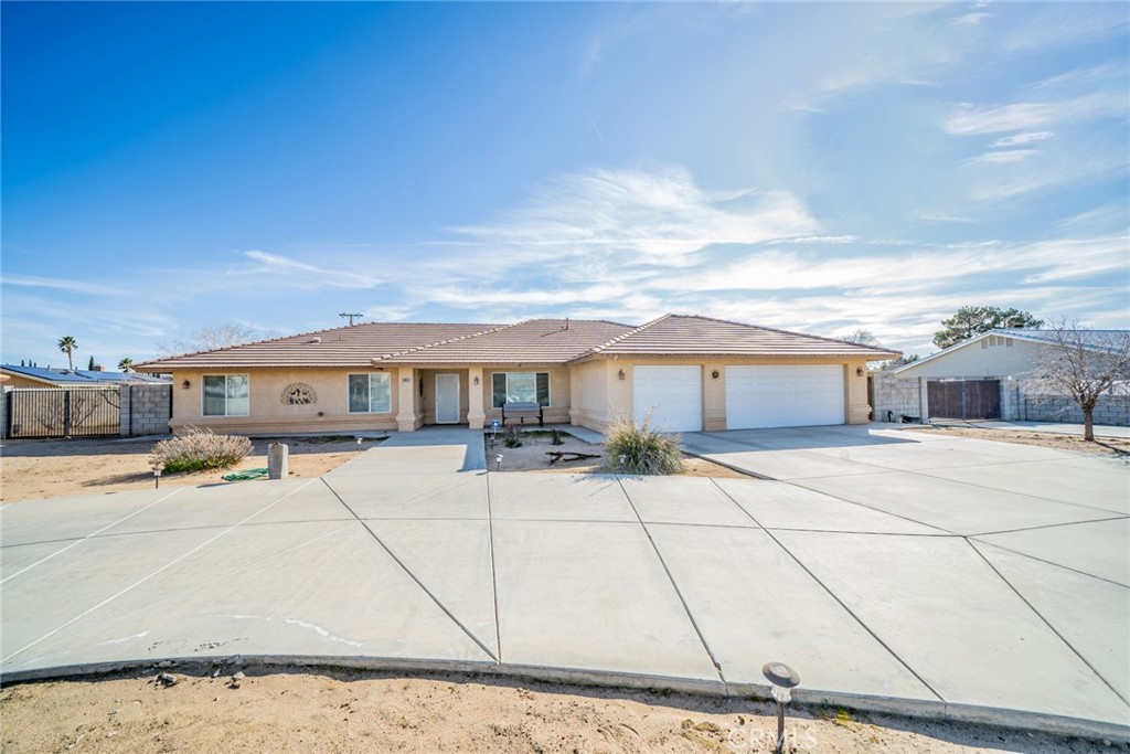 19959 Talihina Road Apple Valley, CA 92307 - Photo 1 of 1 a front view of a house with yard
