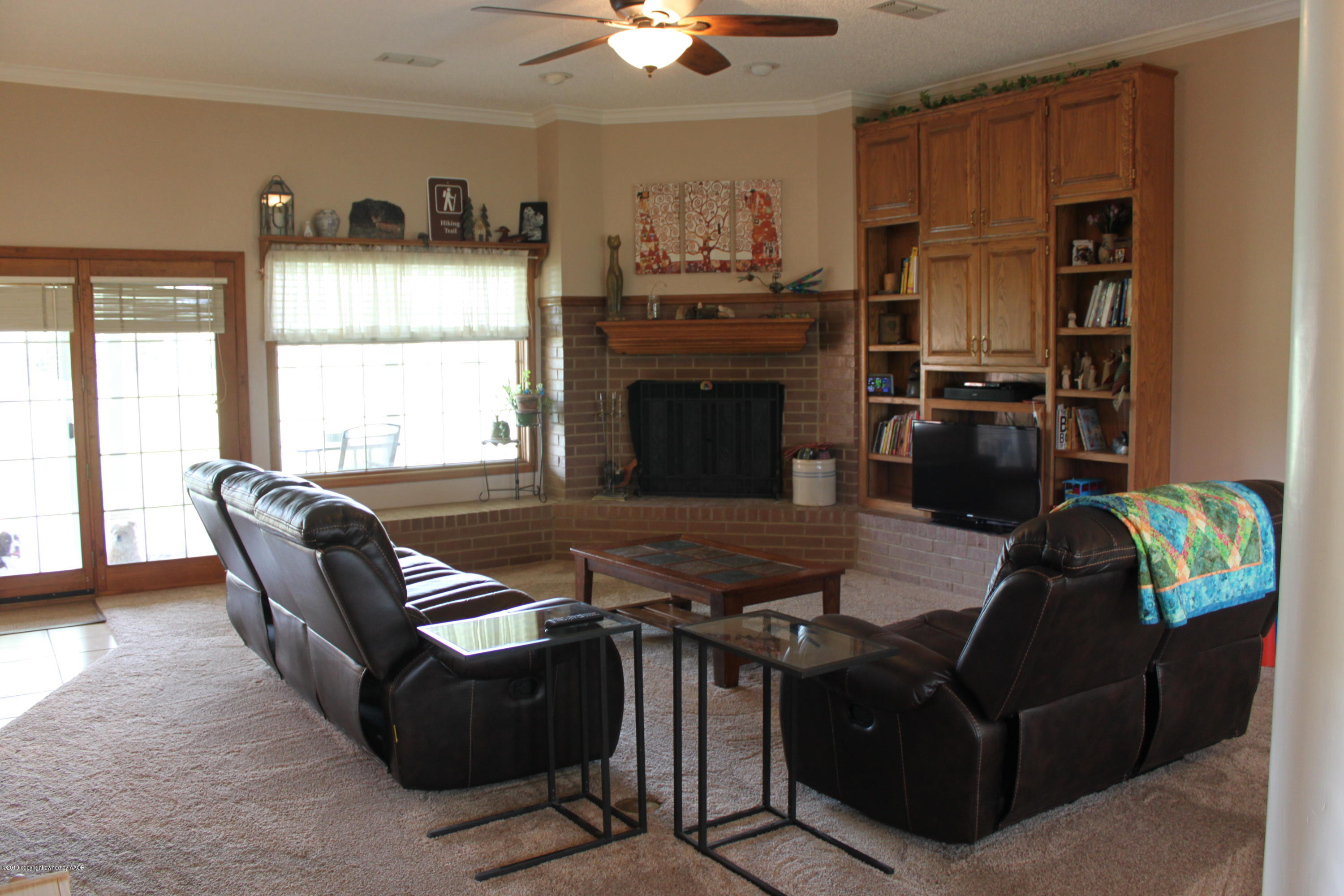 675 Sunset Road Fritch, TX 79036 - Photo 15 of 61 Living Room_3