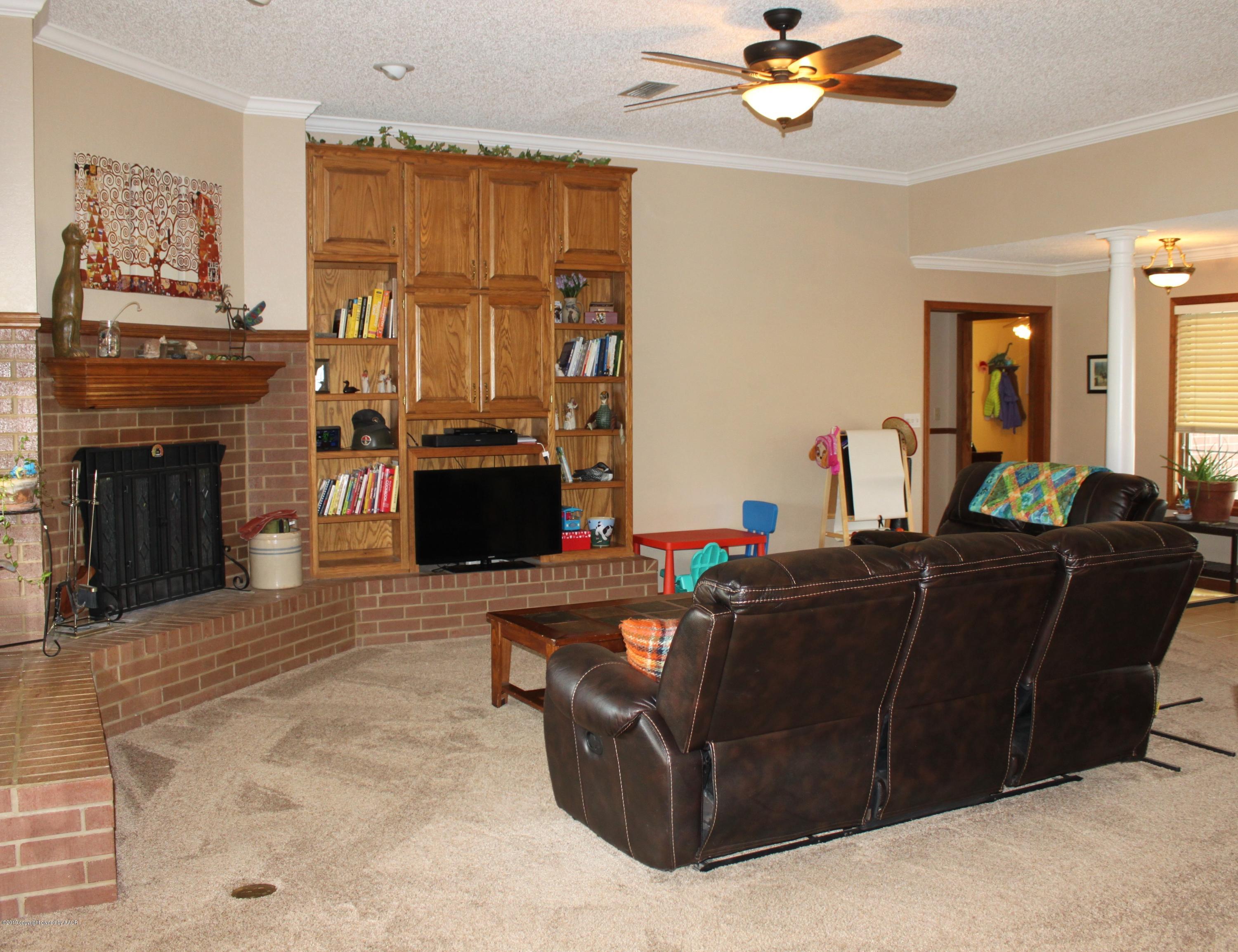 675 Sunset Road Fritch, TX 79036 - Photo 17 of 61 Living Room