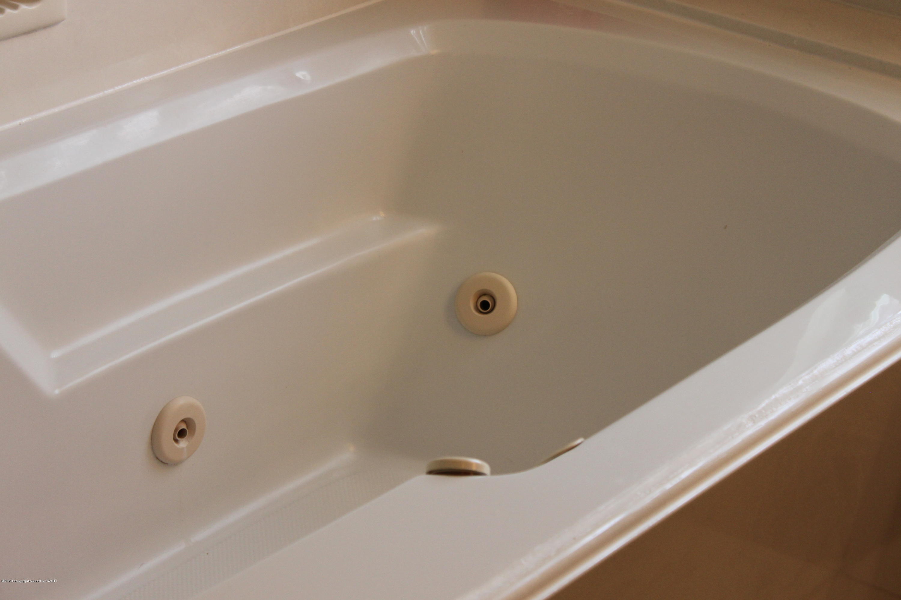 675 Sunset Road Fritch, TX 79036 - Photo 33 of 61 Master Bath_Whirlpool