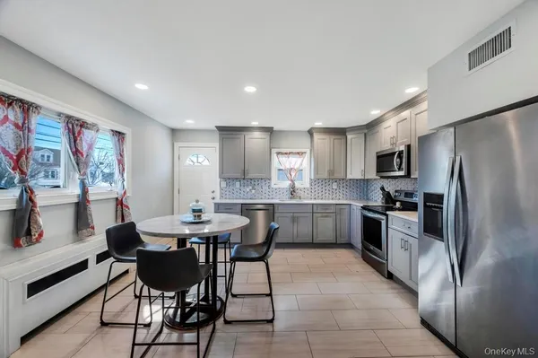$639,999 | 221 Cedar Court, Copiague, NY 11726
