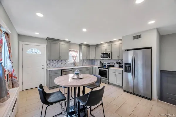 $639,999 | 221 Cedar Court, Copiague, NY 11726