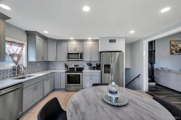 $639,999 | 221 Cedar Court, Copiague, NY 11726
