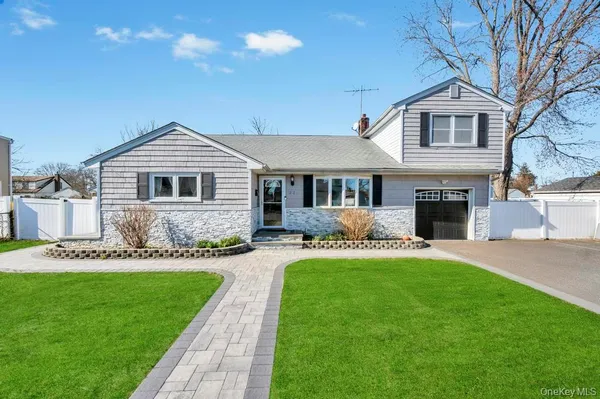 $639,999 | 221 Cedar Court, Copiague, NY 11726