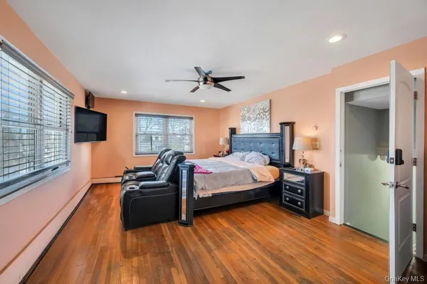 $639,999 | 221 Cedar Court, Copiague, NY 11726