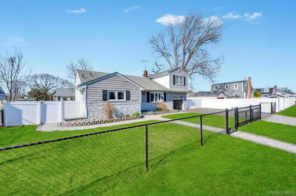 $639,999 | 221 Cedar Court, Copiague, NY 11726