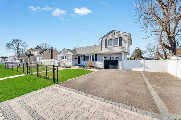 $639,999 | 221 Cedar Court, Copiague, NY 11726