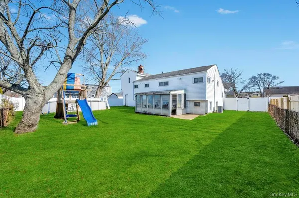 $639,999 | 221 Cedar Court, Copiague, NY 11726