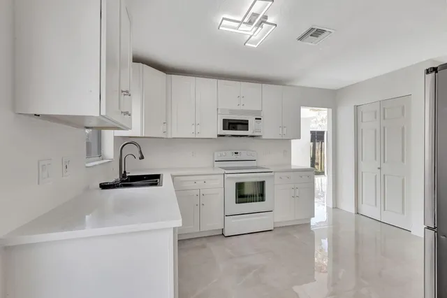 $4,000 | 11420 Coral Bay Drive, Boca Raton, FL 33498