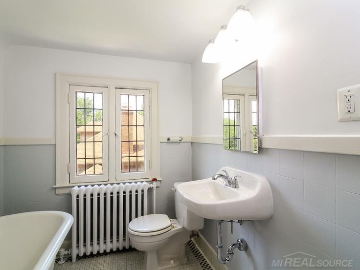 1216 Devonshire Road Grosse Pointe, MI 48230 - Photo 40 of 61 31321543-39.JPG