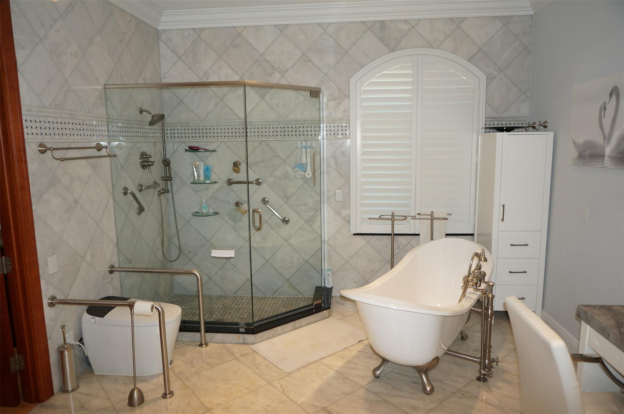 650 East Rambling Drive Wellington, FL 33414 - Photo 21 of 75 a large white tub sitting next to a bathroom sink