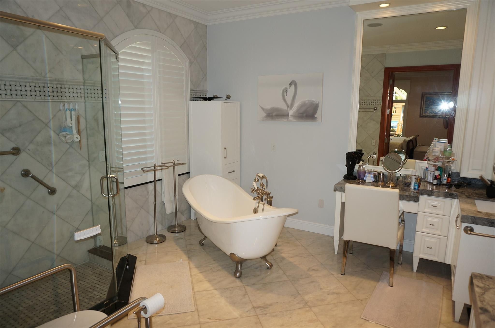 650 East Rambling Drive Wellington, FL 33414 - Photo 22 of 75 a bathroom with a sink mirror toilet and bathtub