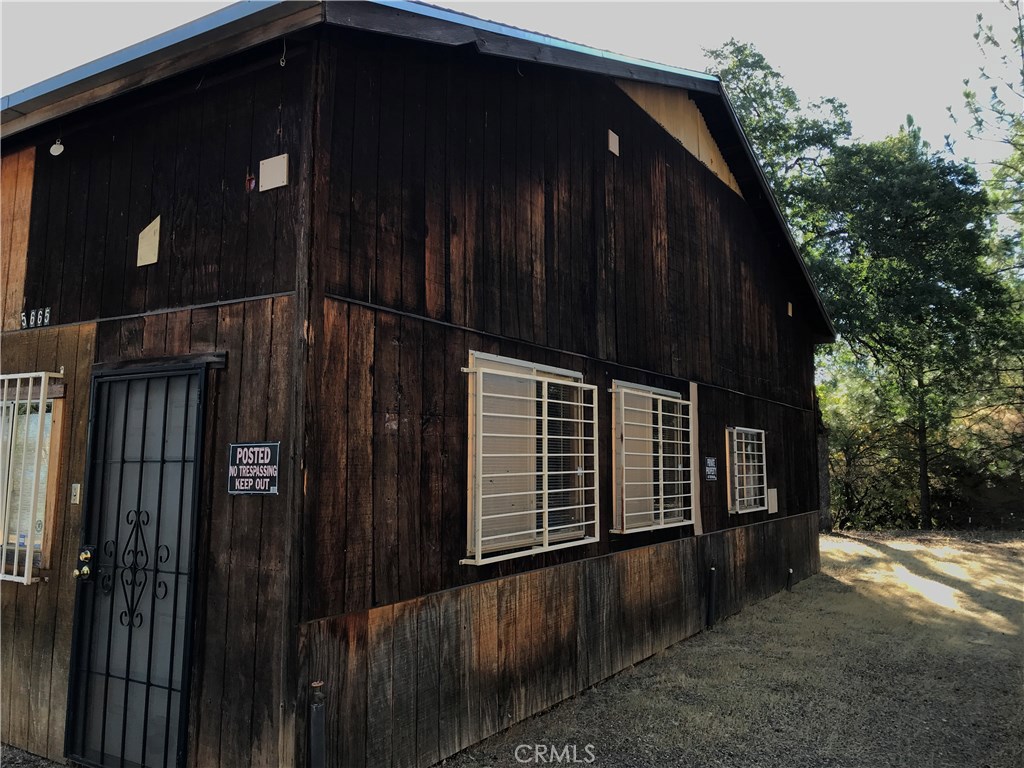 5665 East Whitlock Road Mariposa, CA 95338 - Photo 3 of 24 a view of wooden door