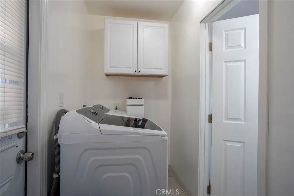 9727 Glandon Street Bellflower, CA 90706 - Photo 14 of 40 a utility room with dryer and washer