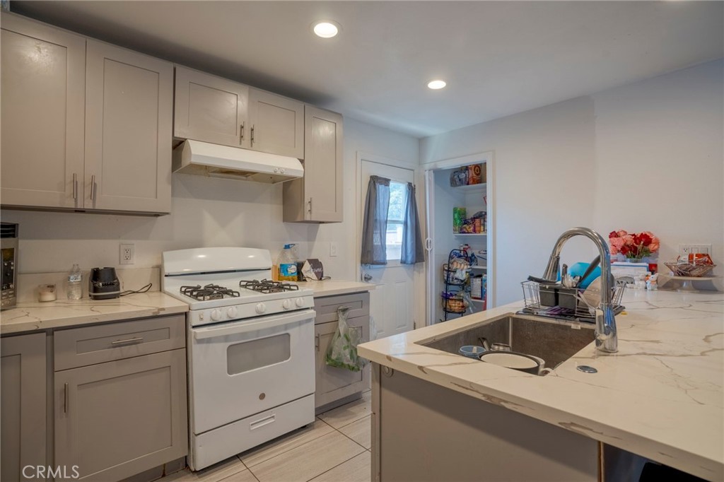 9727 Glandon Street Bellflower, CA 90706 - Photo 19 of 40 a utility room with sink dryer and washer
