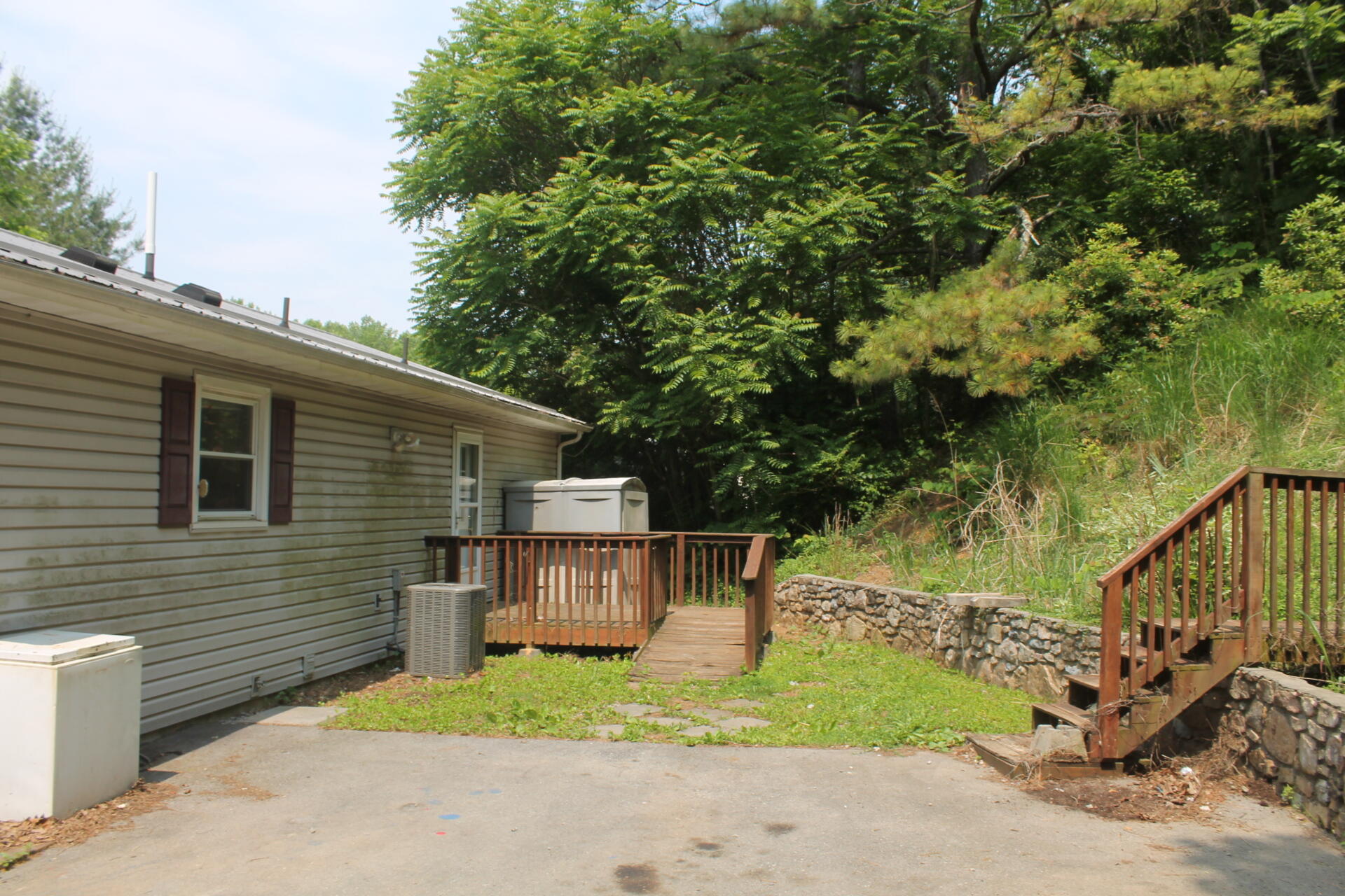 655 Arch Mill Road Buchanan, VA 24066 - Photo 4 of 16 655 Arch Mill 17