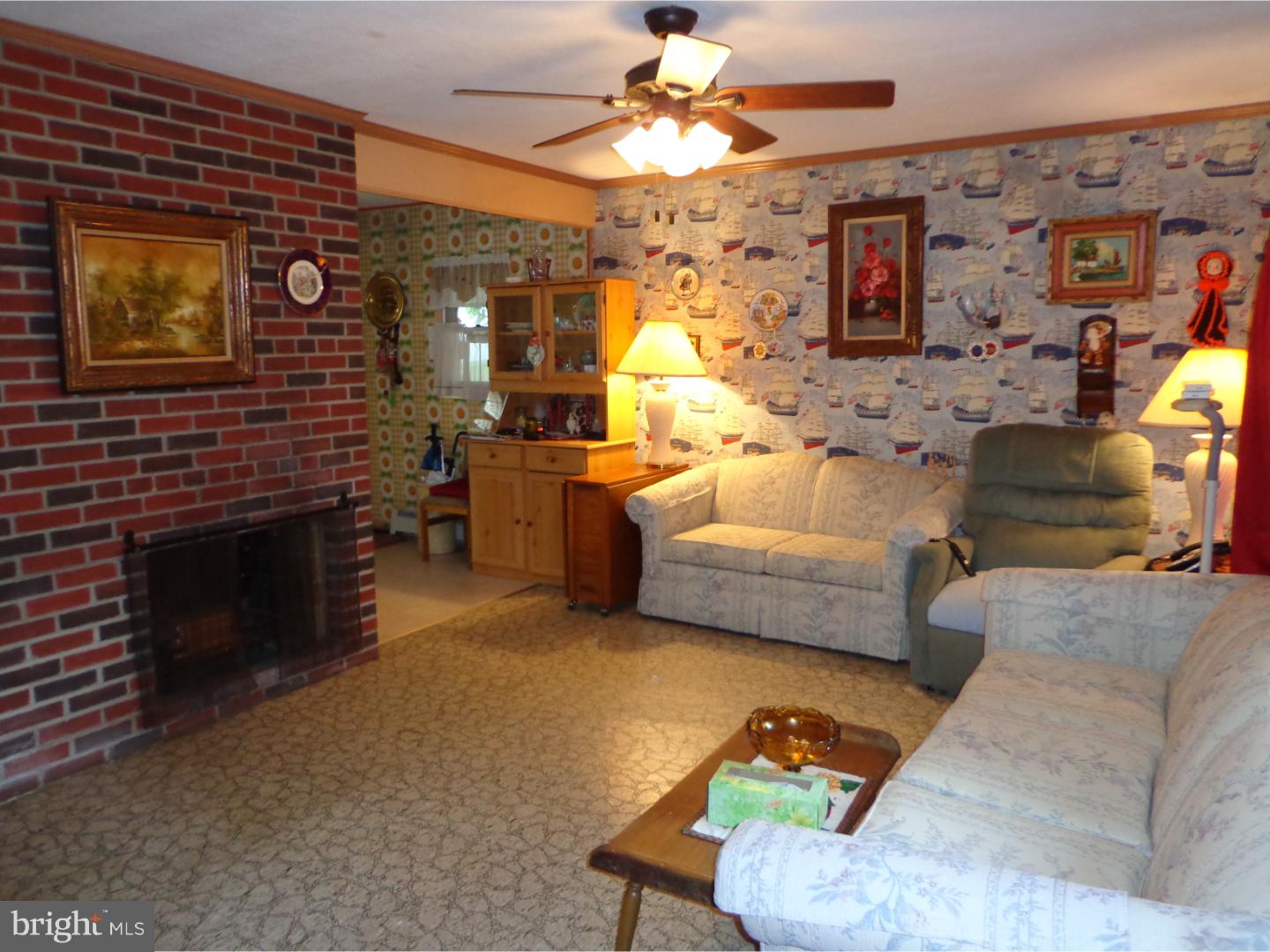 3214 Holyoke Road Philadelphia, PA 19114 - Photo 2 of 15 Living Room