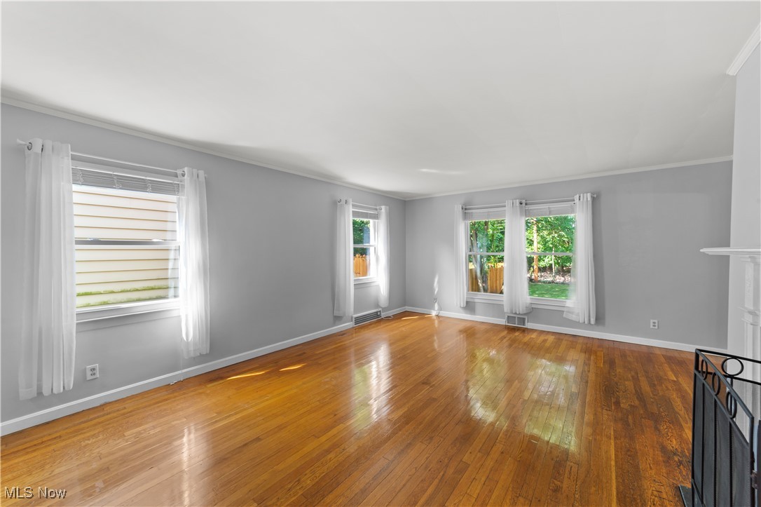 1546 Crest Road Cleveland, OH 44121 - Photo 4 of 45