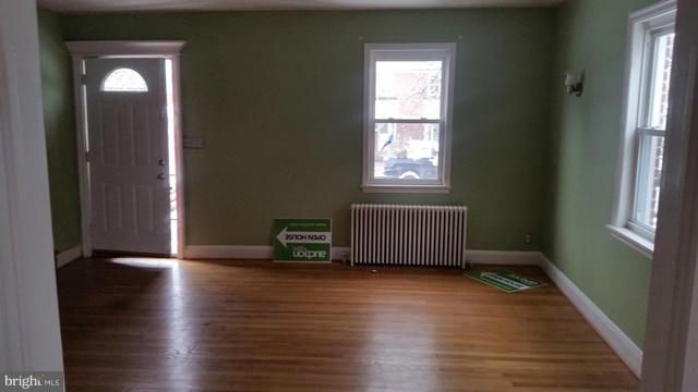 316 Westowne Road Baltimore, MD 21229 - Photo 4 of 11 Living Room