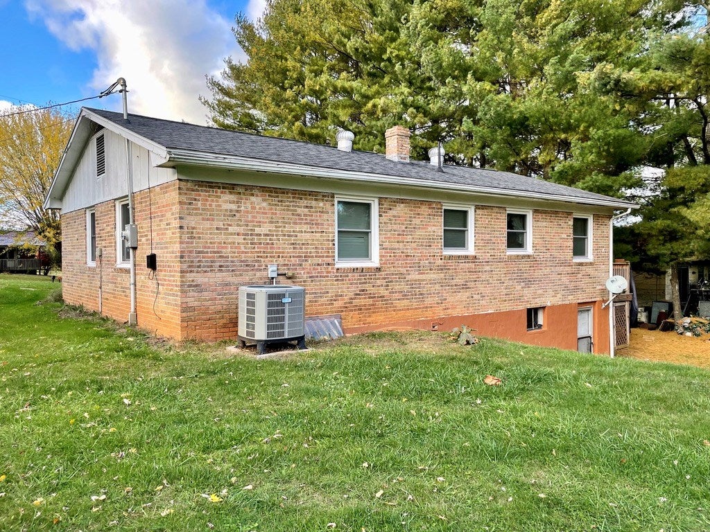 1572 Cranberry Road Galax, VA 24333 - Photo 3 of 14 Gallery Image 3