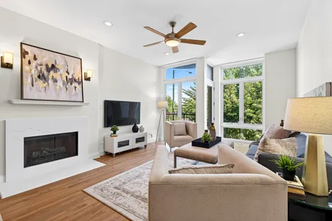 $750,000 | 1330 West Hubbard Street, Unit 2, Chicago, IL 60642