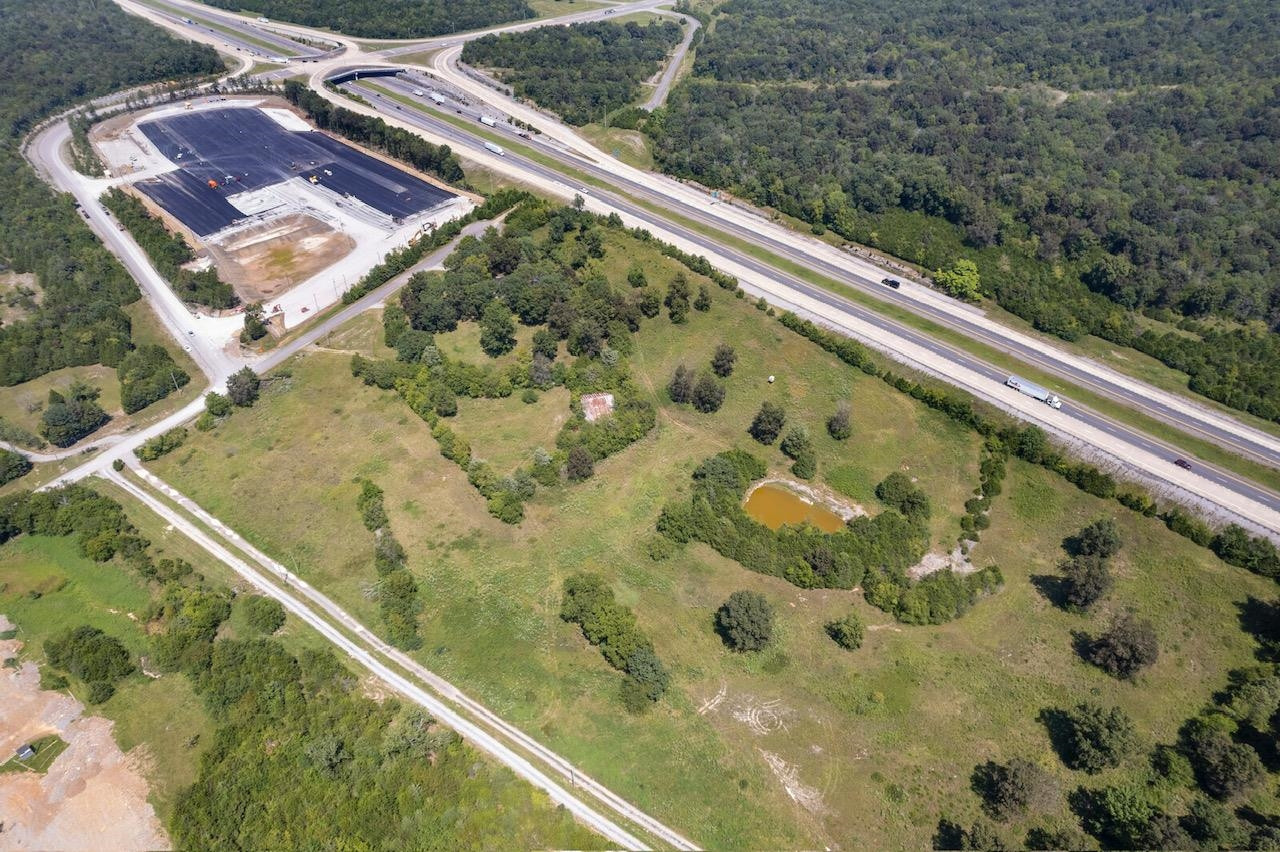 11739 Mona Road Murfreesboro, TN 37129 - Photo 3 of 7 a view of a bathtub in a balcony